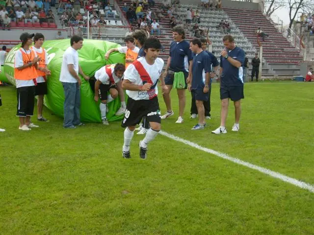 Sale el equipo atras el cuerpo técnico