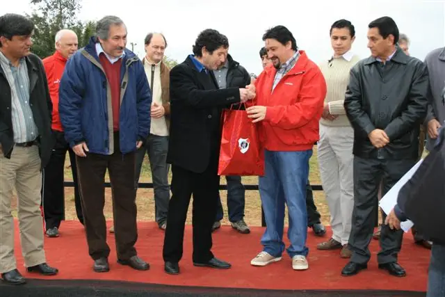 Fotografía publicada con la nota «CON APORTE DEL GOBIERNO PROVINCIAL SERÁ ILUMINADA LA CANCHA DE GUARANÍ»