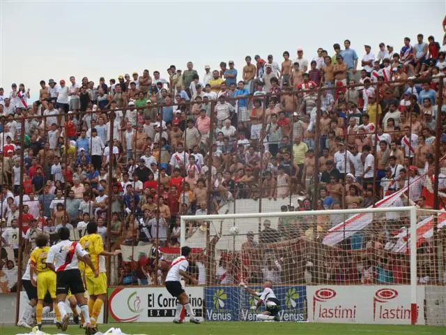 Fotografía publicada con la nota «LA AFICION FRANJEADA ESPERA»