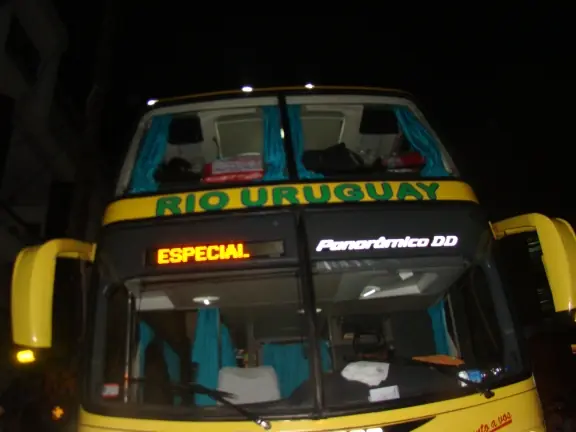 Micro que transporta a la delegación Franjeada.