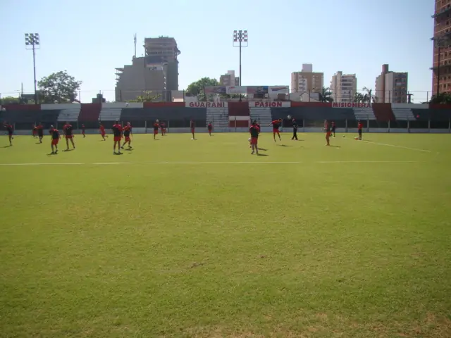 Guaraní entrenó a full en su cancha